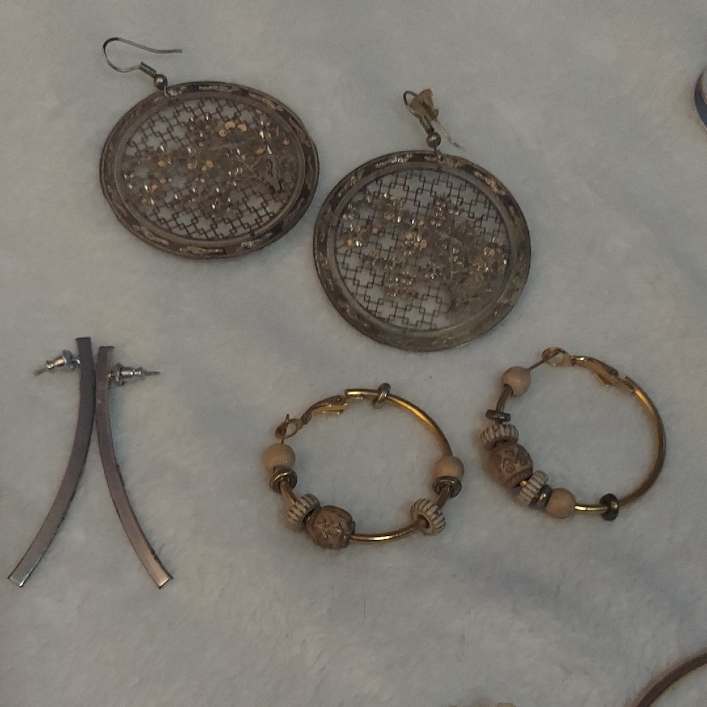 6/$10 9 Pc Set Of Vintage Gold and Silver Earring Collection - Picture 8 of 9